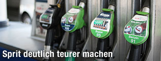 Zapfs&auml;ule bei einer Tankstelle