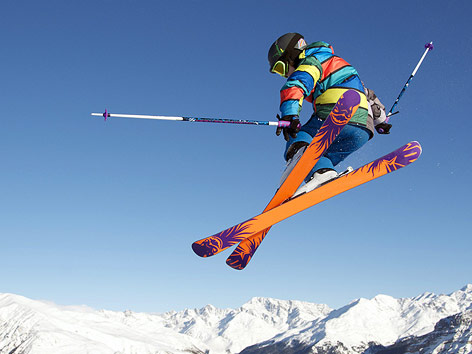 © Fotolia/akiebler Skifahrer im Sprung