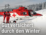 Rettungshubschruaber auf Skipiste