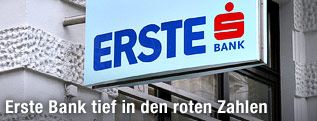 Schild mit der Aufschrift "Erste Bank"