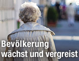 Ältere Frau geht auf der Straße