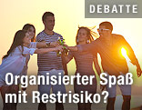 Jugendliche feieren am Strand