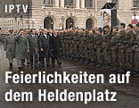 Regierungsspitze bei einer Parade auf dem Heldenplatz