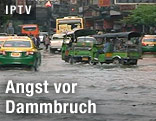&Uuml;berschwemmte Stra&szlig;e in Bangkok