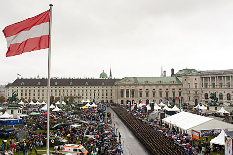 © Bundesheer Luftaufnahme vom Heldenplatz mit Soldaten und Besuchern