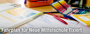 Schulsachen auf Tisch