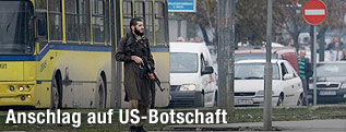 Mann mit Maschinengewehr vor der Botschaft