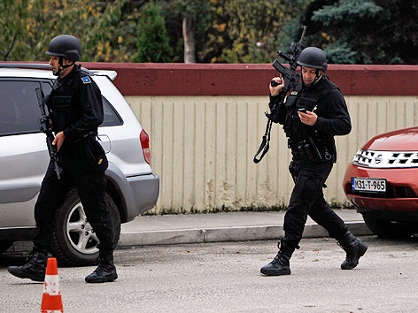 © Reuters/Dado Ruvic Polizei vor der US-Botschaft in Sarajevo