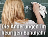 Schülern wischt auf der Tafel