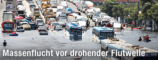 Autos stehen in einem Stau auf einer Stadtautobahn in Bangkok