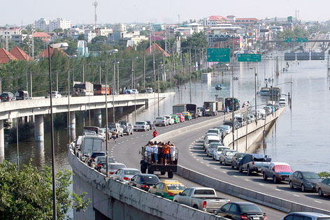 © AP/Apichart Weerawong überflutete Straßen in Bangkok