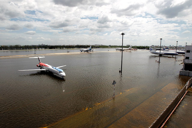 © Reuters/Chaiwat Subprasom Flugzeuge stehen auf einem überfluteten Rollfeld am Don Muang Flughafen in Bangkok