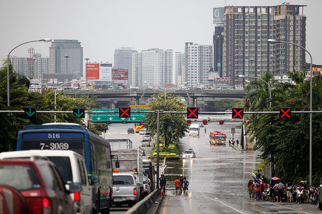 © Reuters/Bazuki Muhammad Stau auf einer teilweise überfluteten Autobahn in Bangkok