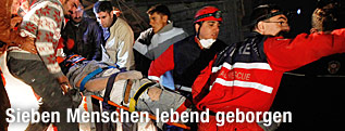Retter bergen einen Verschütteten