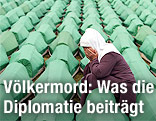 Frau vor Särgen zum Srebrenica-Gedenken