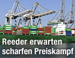 Containerschiff in Hafen von Rotterdam