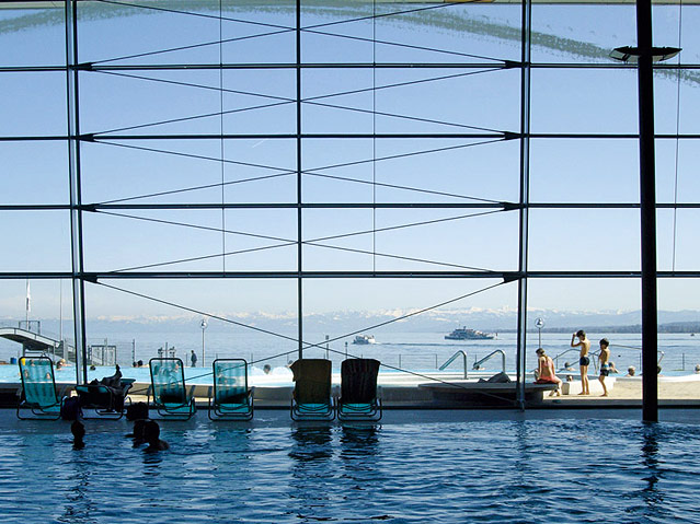 Innenansicht der Bodensee Therme mit Blick auf den Bodensee