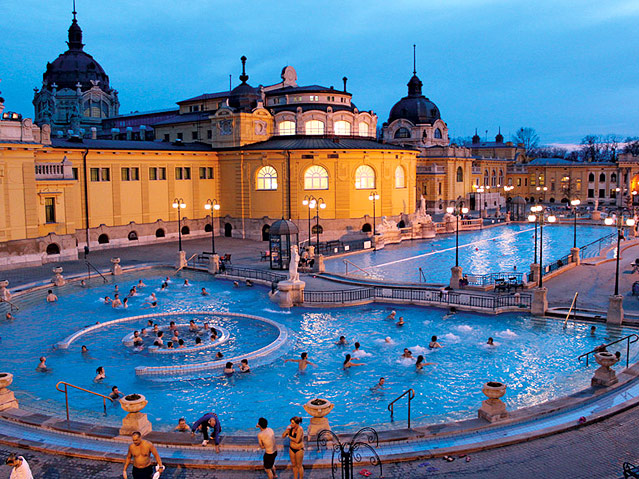 Außenansicht des Szechenyi-Bades in Budapest