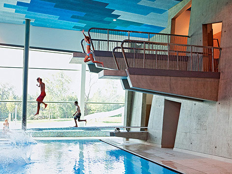 © Therme Wien Kinder springen von einem Drei-Meter-Brett in der Therme Wien.