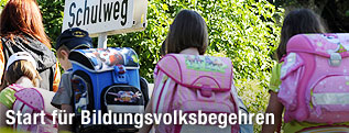 Volkssch&uuml;ler am Schulweg
