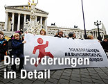 Unterst&uuml;tzern des Volksbegehrens vor dem Parlament