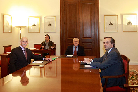 Staatspräsident Karolos Papoulias, Regierungschef Giorgos Papandreou und Oppositionsführer Antonis Samaras beim Krisentreffen in Athen