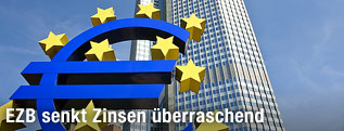 Euro-Symbol vor der Europ&auml;ischen Zentralbank in Frankfurt