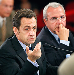 © Reuters/Thomas Samson Frankreichs Präsident Sarkozy und Europaminister Jean Leonetti