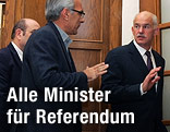 Griechenlands Ministerpräsident Giorgos Papandreou mit Ministern
