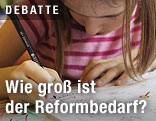Sch&uuml;lerin mit Stift