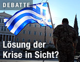 Mann mit Flagge vor griechischem Parlament