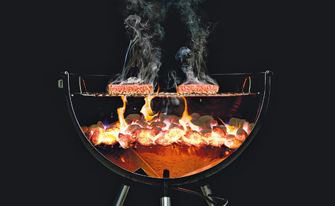 © 2011 Modernist Cuisine, LLC. Zwei Fleischstücke liegen auf einem Kohlegrill