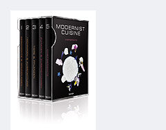© Taschen Verlag Hülle mit allen fünf Ausgaben der Buchserie Modernist Cuisine