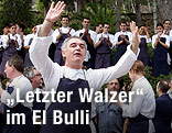 Ferran Adria vor der Belegschaft des Restaurants El Bulli