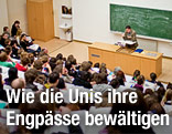 Vortragender vor Studenten in einem Uni-Hörsaal