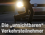 Fu&szlig;g&auml;nger im Scheinwerferlicht eines Autos