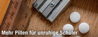 Tabletten neben Buntstiften, Lineal und Spitzer