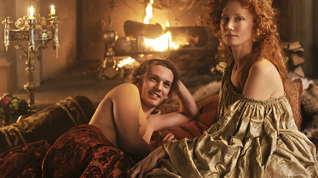 Jamie Campbell Bower und Joely Richardson in Anonymus