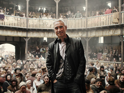 Regisseur Roland Emmerich auf dem Set von Anonymus