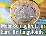 Eine griechische Ein-Euro-Münze steht am auf einer Landkarte