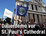 Demonstranten vor der St.Paul's Cathedral in London