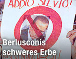 Protest-Poster mit Ex-Ministerpräsident Silvio Berlusconi