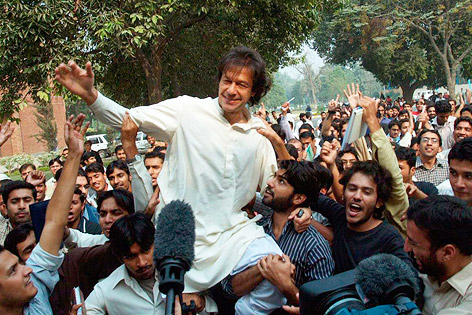 © Reuters/Stringer Pakistan Studenten tragen Imran Khan auf ihren Schultern
