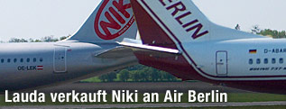 Flugzeuge von Fly Niki und Air Berlin stehen auf einem Flughafen