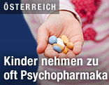 Hand mit Tabletten