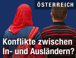 R&uuml;ckenansicht von Sch&uuml;lerin mit Kopftuch und einem Burschen