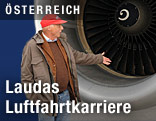 Niki Lauda steht bei einem Triebwerk