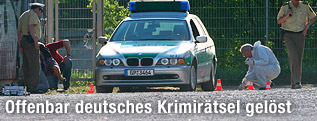 Polizisten am Tatort