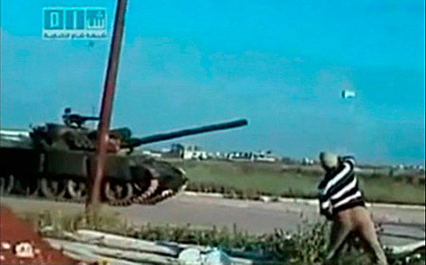 Demonstrant wirft Stein auf syrischen Panzer