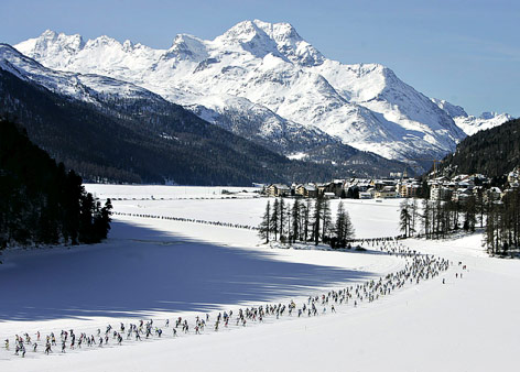Luftaufnahme der 12.000 Sportler, die beim Engadin Skimarathon teilnehmen